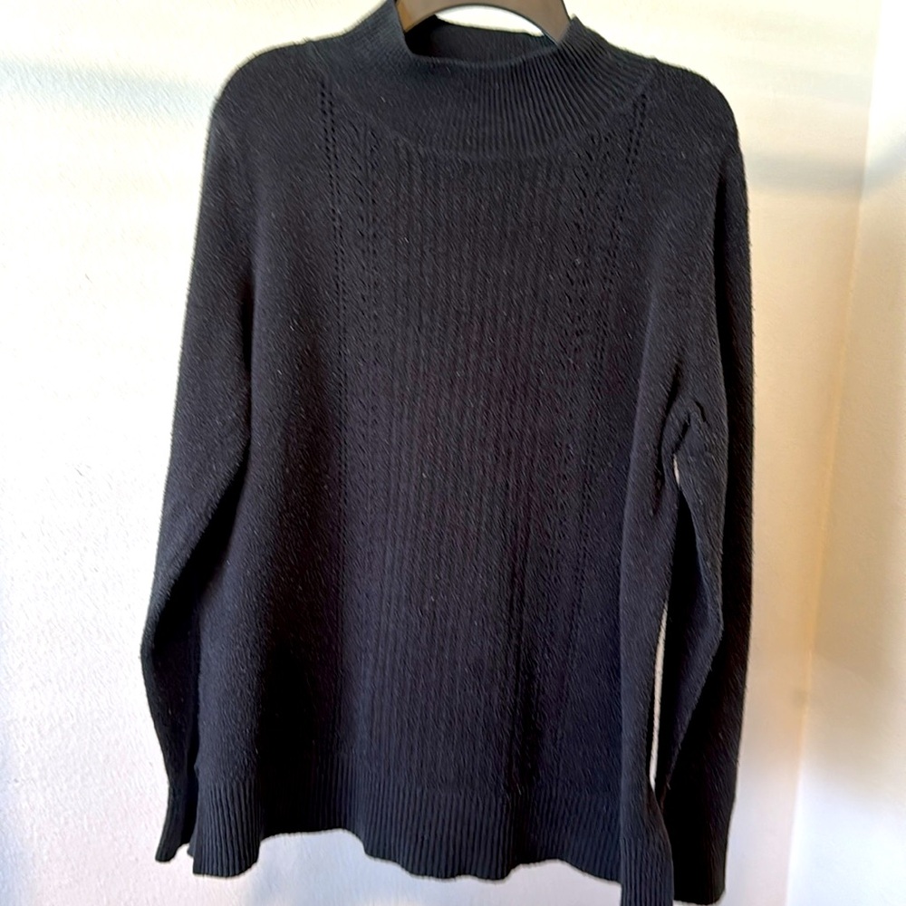 🍀5/$15🍀 OLD NAVY Sweater Size M Black designed on fabric.